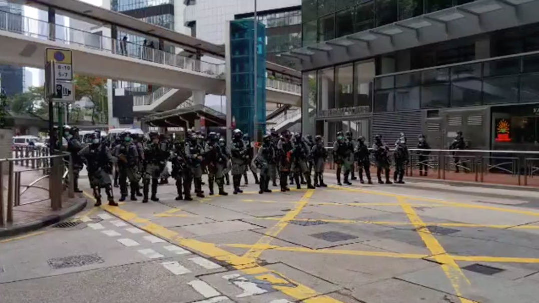 Police stand by on Hennessy Road. Photo: Screenshot from Stand News