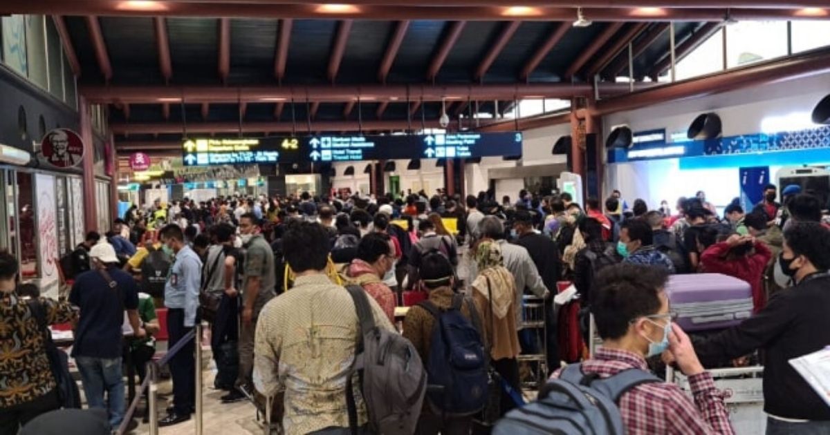 Passengers were queuing up in large numbers at the Soekarno-Hatta International Airport’s Terminal 2 this morning, prompting concerns over the complete absence of social distancing amid the COVID-19 pandemic. Photo: Istimewa