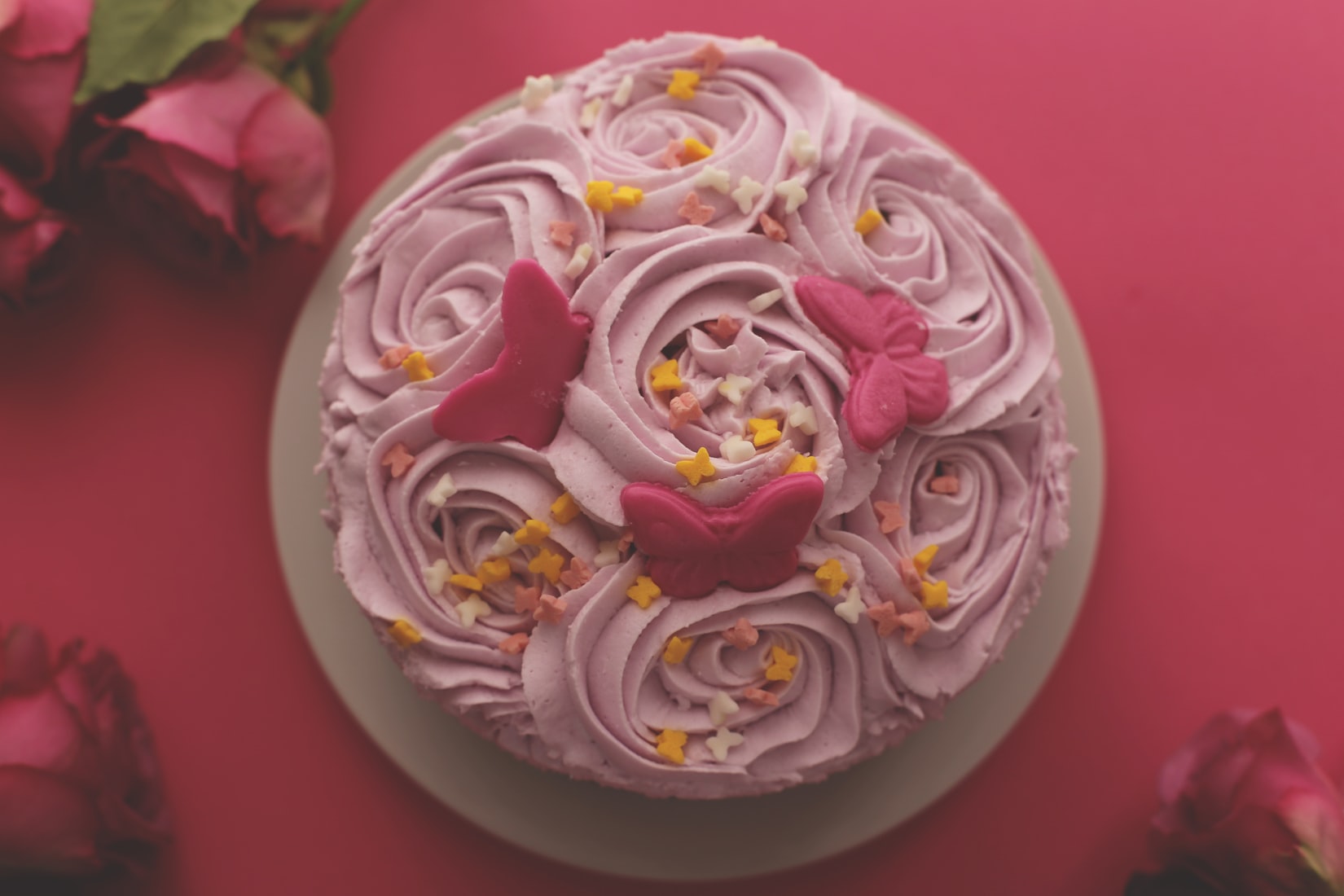 Cake covered in pink frosting and butterflies. Image: Alexandra Tincu
