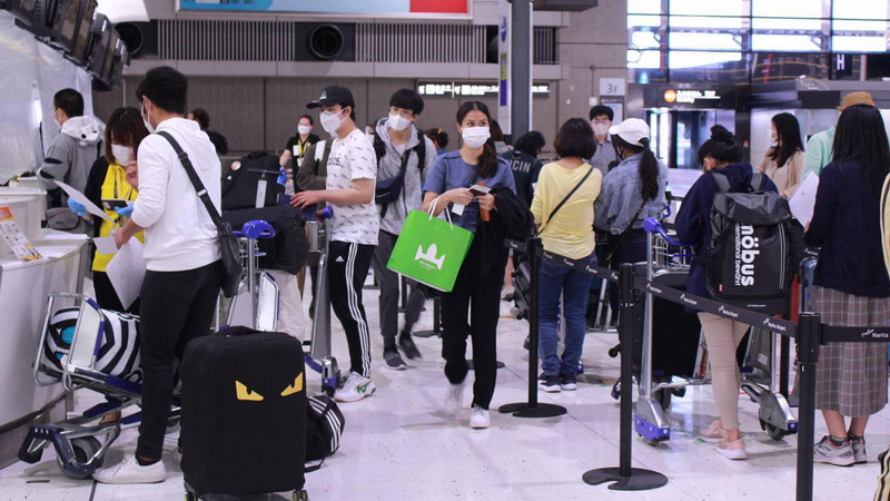 Thai travelers prepare to board flights home Saturday at Tokyo’s Narita Airport. Photo: Foreign Affairs Ministry