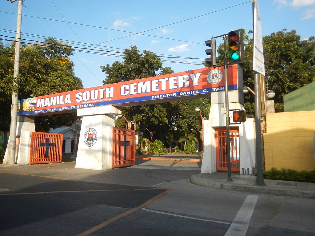 The entrance to the Manila South Cemetery. <i></noscript>Photo: Wikicommons</i>