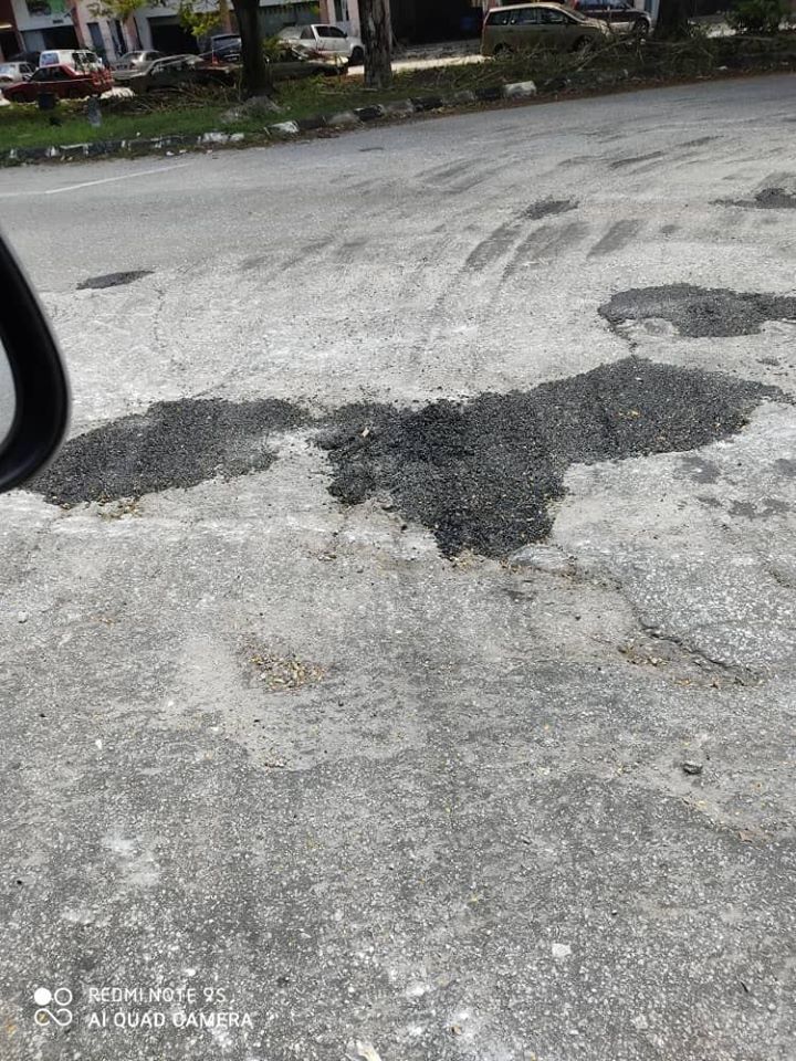 Pothole covered by tar. Photo: Brotherhood Shah Alam /Facebook
