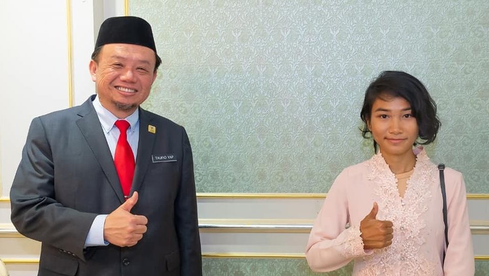 Veveohan Mosibin (right) with UMS vice-chancellor Taufiq Yap Yun Hin. Photo: Taufiq Yap Yun Hin /Facebook