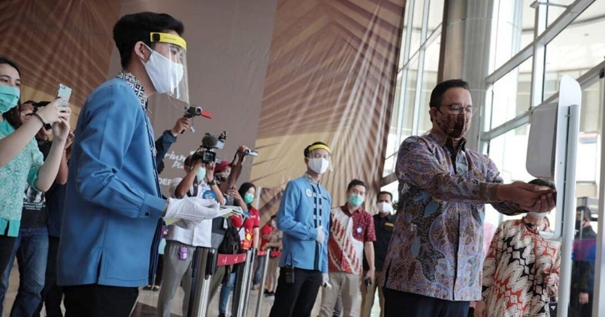 Jakarta Governor Anies Baswedan pictured during the mall opening simulation at Emporium Pluit Mall, North Jakarta on Thursday, June 11. Photo: Instagram/@aniesbaswedan