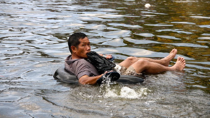 File photo of a guy who turned the 2011 superflood into a good time. Photo: Coconuts