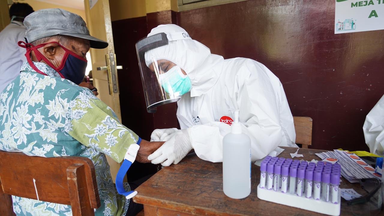 A healthcare worker carrying out a rapid test. Photo: Indonesian Ministry of Health