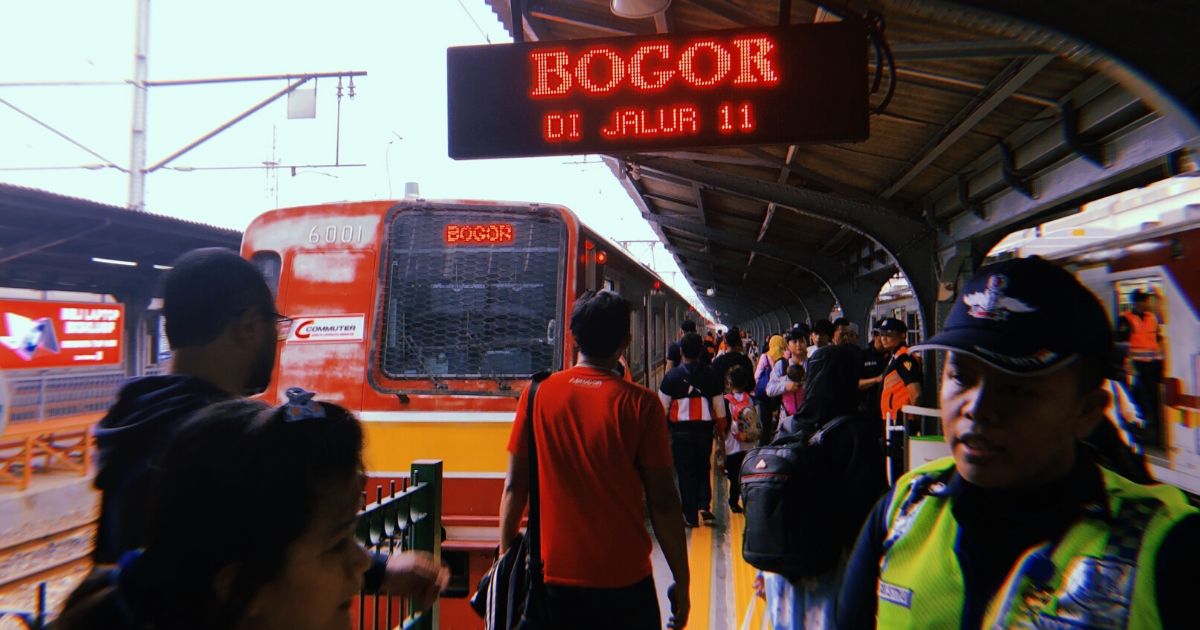 File photo of a KRL Commuterline train at Jakarta Kota Station. <em></noscript>Photo: Nadia Vetta Hamid for Coconuts Media</em>