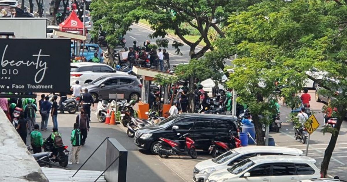 Crowds gathered at Green Lake City housing complex in Tangerang City after a group of local gangsters allegedly connected to notorious mob boss John Kei storming a house belonging to his relative, Nus Kei, wounded a security officer and and ojol driver. Photo: Istimewa