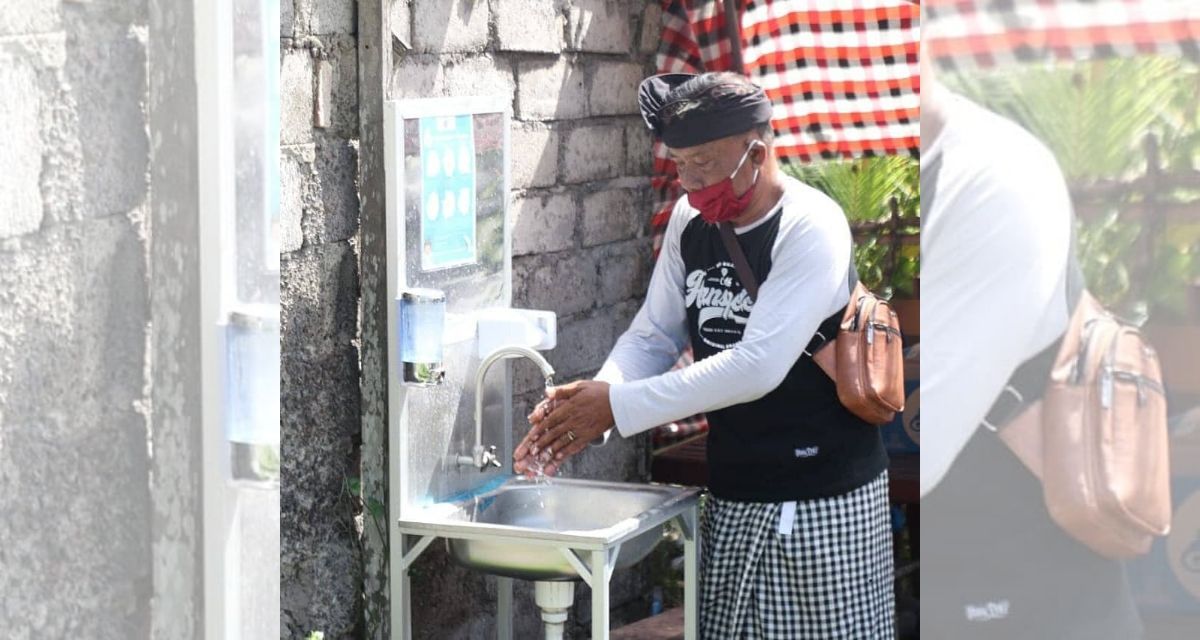 A man washes hands as part of a preventive measure against COVID-19. Photo: Bali provincial government. 