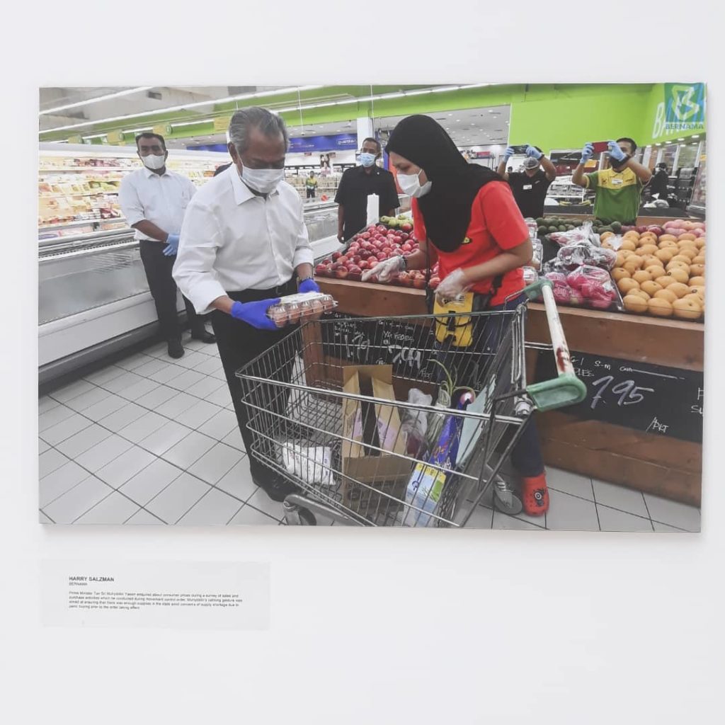 Prime Minister Tan Sri Muhyiddin Yassin (left) shopping for groceries. Original photo by Harry Salzman. Photo: Coconuts KL