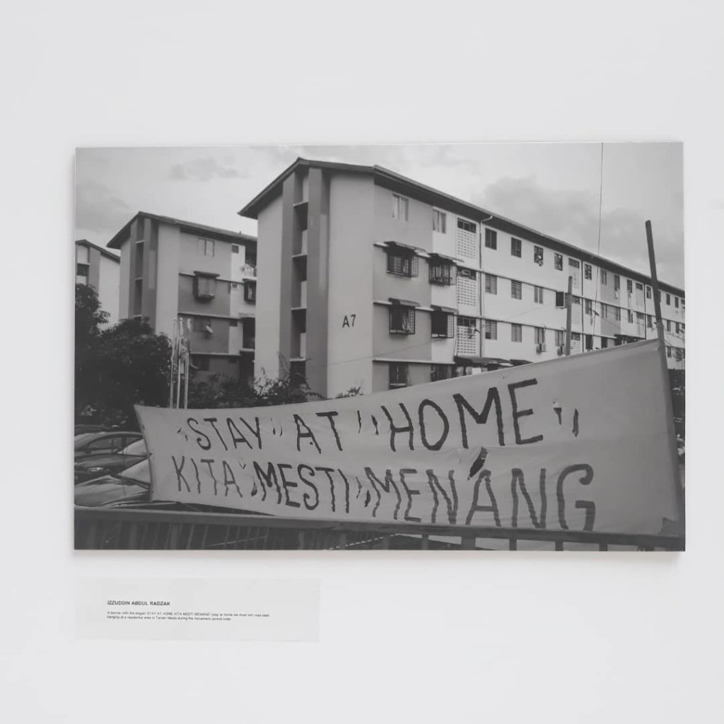 Photo of a custom-made banner encouraging Malaysians to ‘stay at home.’ Original photo by  by Izzudin Abdul Radzak. Photo: Coconuts KL