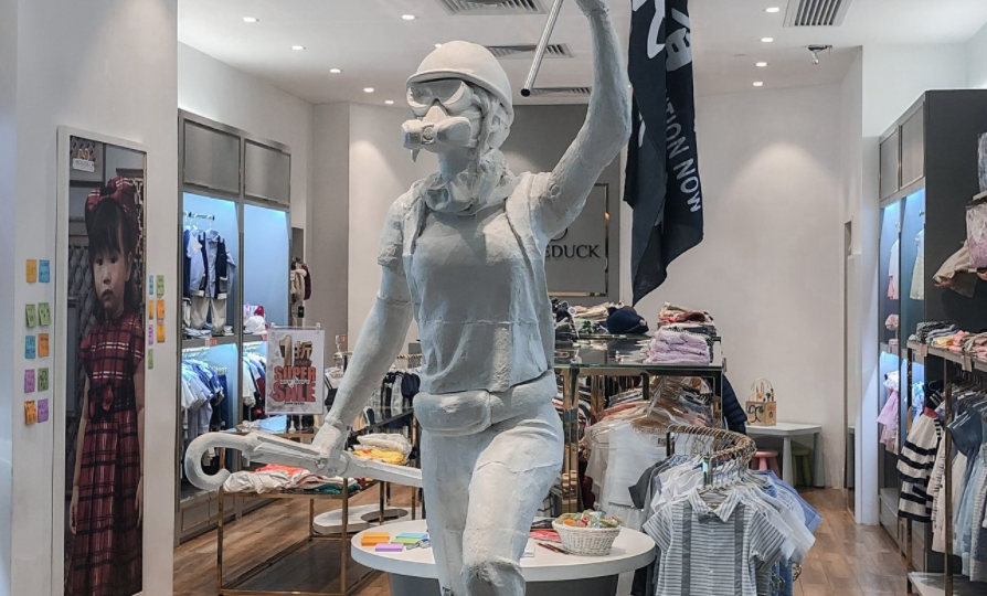 The Lady Liberty statue is seen in kids’ clothing store Chickeeduck in D Park, Tsuen Wan. Photo via Facebook/Herbert Chow 周小龍