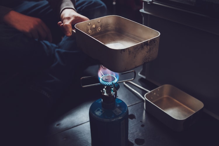 A man boils hot water. <i></noscript> Photo for illustration purposes only: Dimitri Houteman / Unsplash</i>