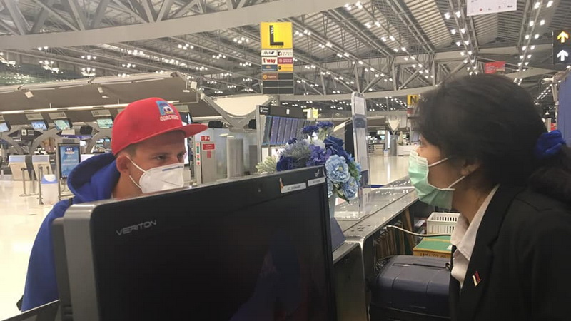A Russian traveler gets help booking a flight home June 12 at Suvarnabhumi Airport. Photo: Suvarnabhumi Airport / Facebook
