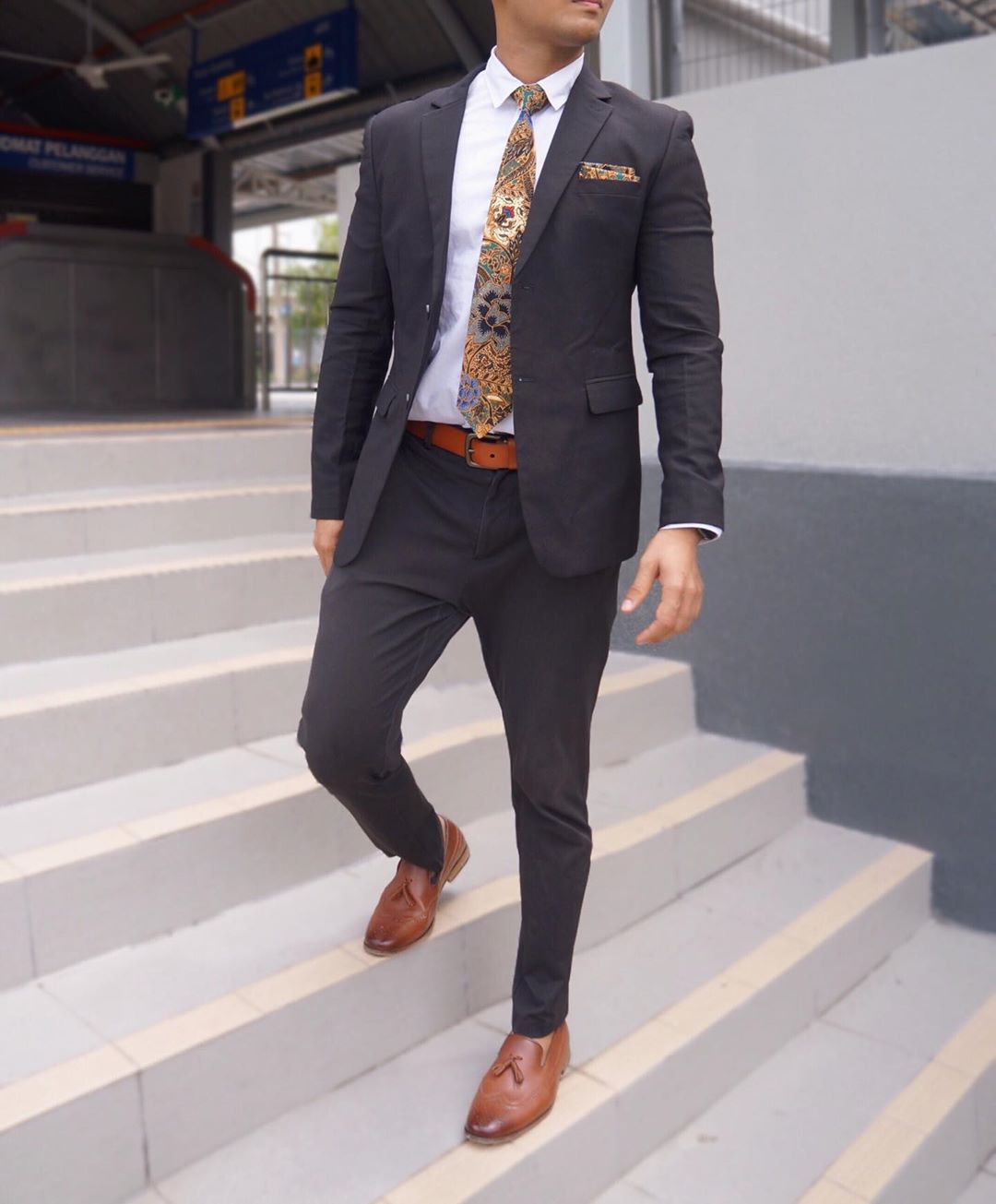 Man wearing a suit and a batik tie. Photo: Gerson Batik