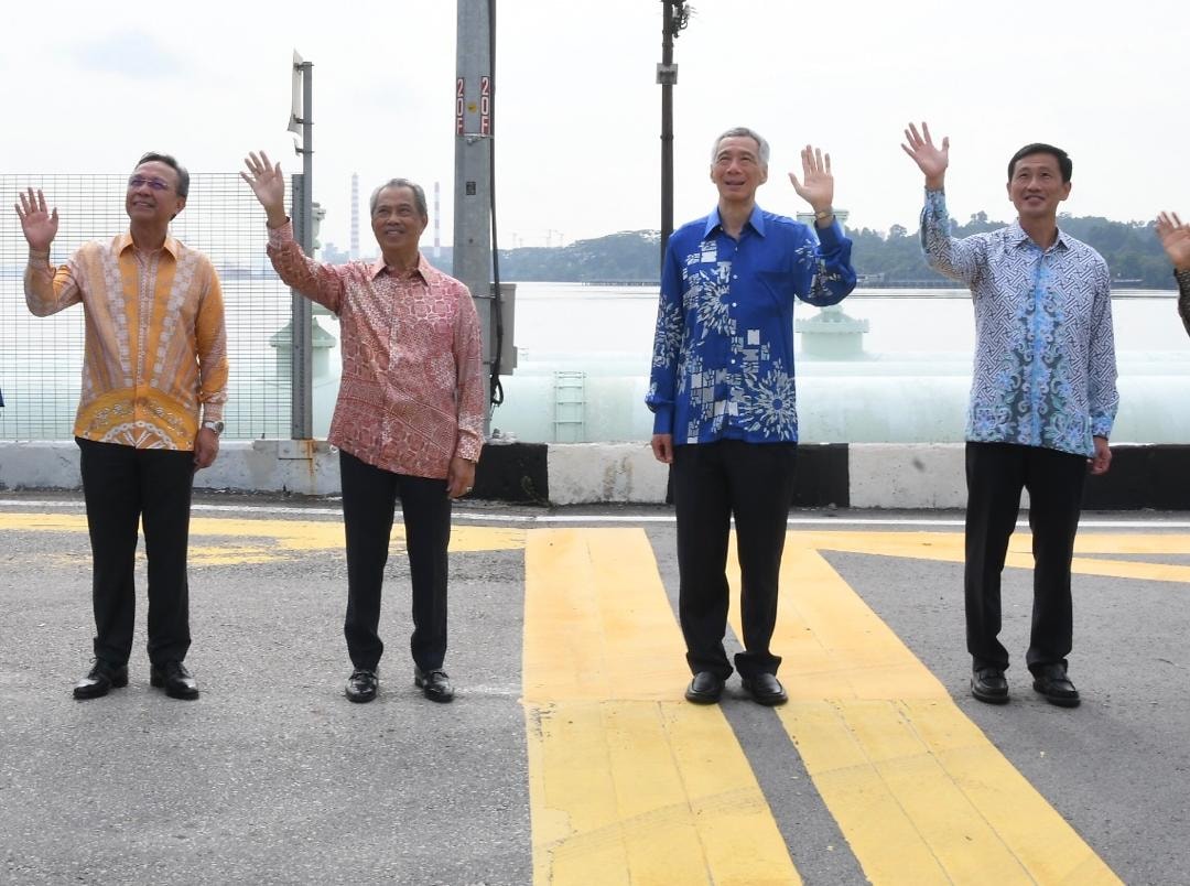 Muhyiddin Yassin (2nd from left) and Lee Hsien Loong (2nd from right) waving to the cameras at the Causeway. Photo: Muhyiddin Yassin /Facebook
