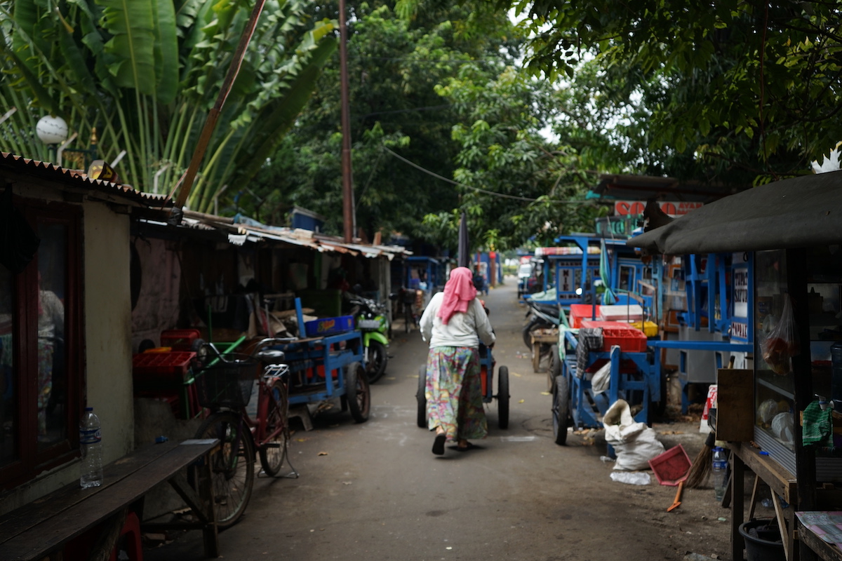 Sumarni, 67, sells soft drinks on her push cart in Central Jakarta. Photo: Adi Renaldi