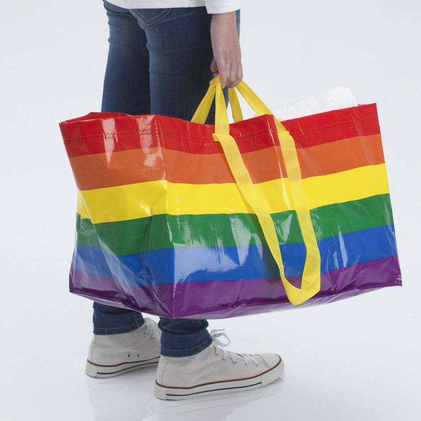 Man carrying the IKEA Storstomma pride bag. Photo: Pradodesign /Facebook