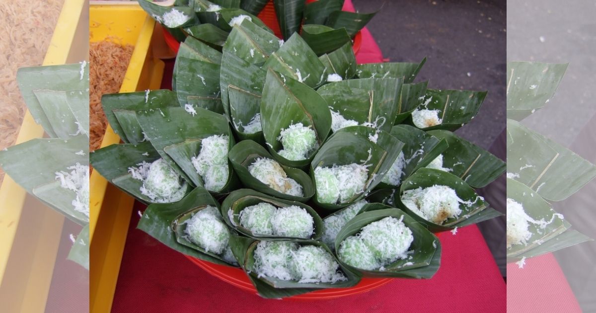 Klepons are green-colored rice cake balls filled with liquid palm sugar and coated with grated coconut. It’s a popular snack across Southeast Asia, though it may have originated from Java. Photo: Yun Huang Yong / Wikimedia Commons