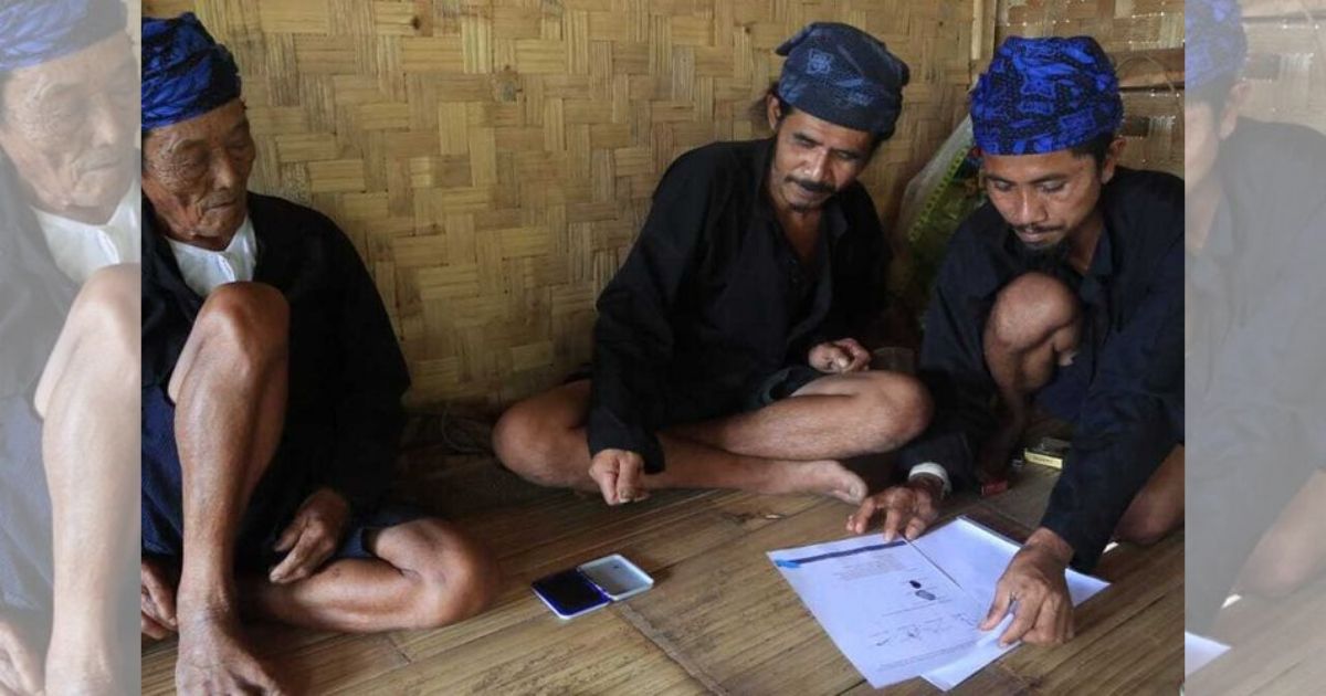 Baduy elders signing the official letter, which is addressed to the central and regional governments, including President Joko Widodo. The letter called on the officials to remove their territory from Indonesia’s list of tourist destinations. Photo: Istimewa