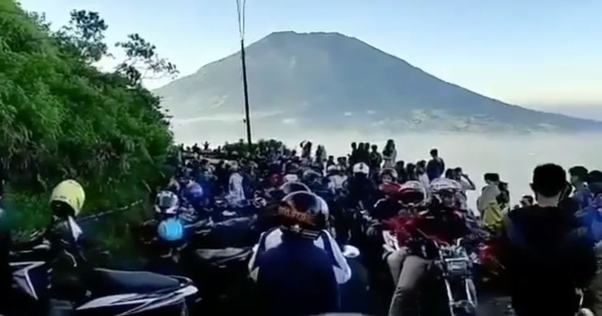 Mount Telomoyo in Central Java’s Magelang regency has been closed again after it was reopened a little over a week following crowds of visitors flocking to the tourist spot last weekend, clips of which have circulated widely online. Screenshot from Instagram/@mountnesia