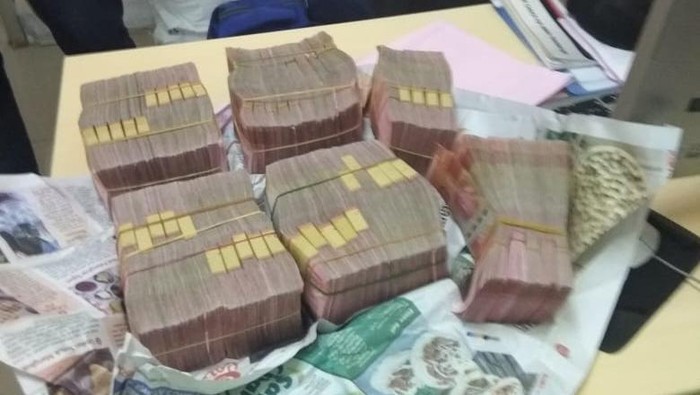 IDR500 million in cash recovered by a janitor named Mujenih on a KRL Commuterline train on July 6, 2020. Photo: Istimewa