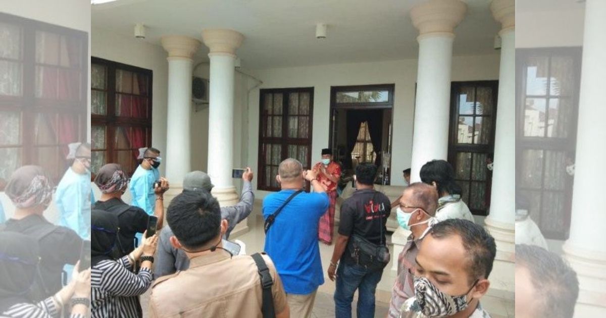 Ilyas Panji Alam, the regent of Ogan Ilir, South Sumatra, held a press conference announcing that he tested positive for the coronavirus. The event, held at his home on Monday evening, saw members of the press in attendance. Photo: Istimewa via Kumparan