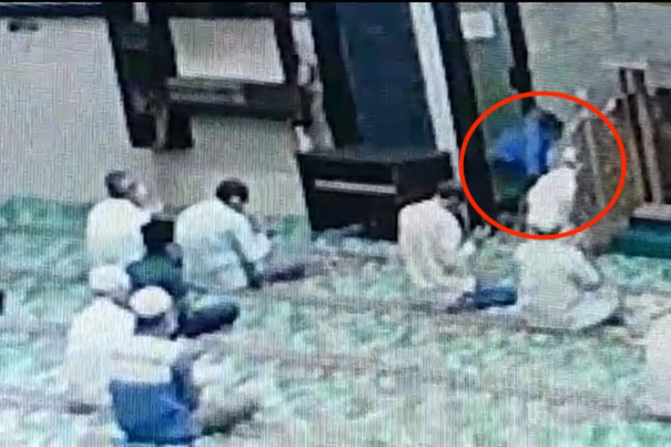 Screengrab from CCTV footage showing a man stabbing an imam in a mosque in Pekanbaru, Riau on July 23, 2020. Photo: Istimewa