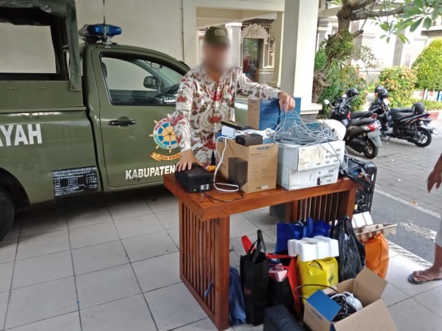 The foreigner, a 41-year-old Romanian man identified by his initials AS, was apprehended by officers from the Public Order Agency (Satpol PP) in Badung regency yesterday for alleged disruption of public order. Photo: Istimewa via Kumparan