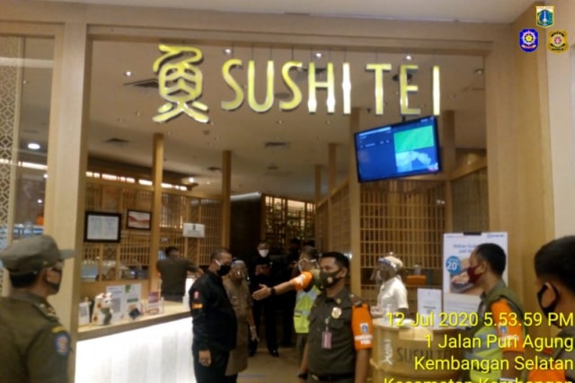 Satpol PP officers inspecting a Sushi Tei restaurant in Puri Indah Mall, West Jakarta. Photo: West Jakarta Satpol PP