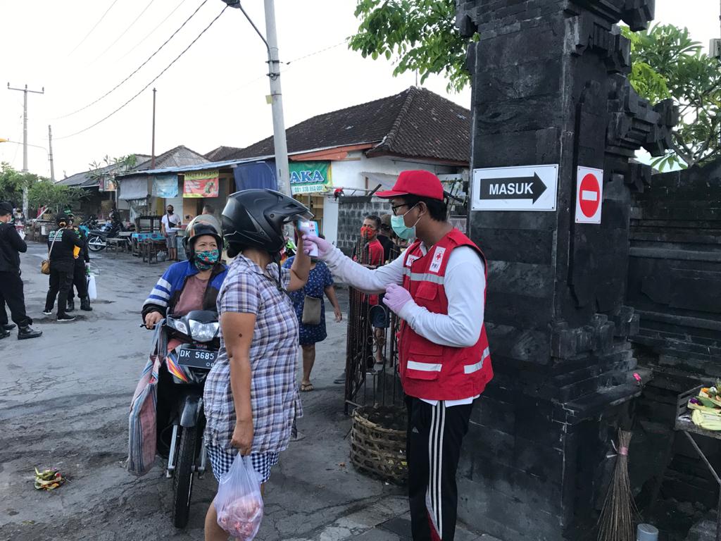 A temperature screening at Pasar Padang Sambian in Denpasar city. Photo: Bali provincial government. 