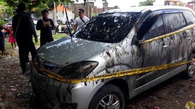 The suspect allegedly set the car on fire while it was parked at an empty lot. Photo: Istimewa via Kumparan