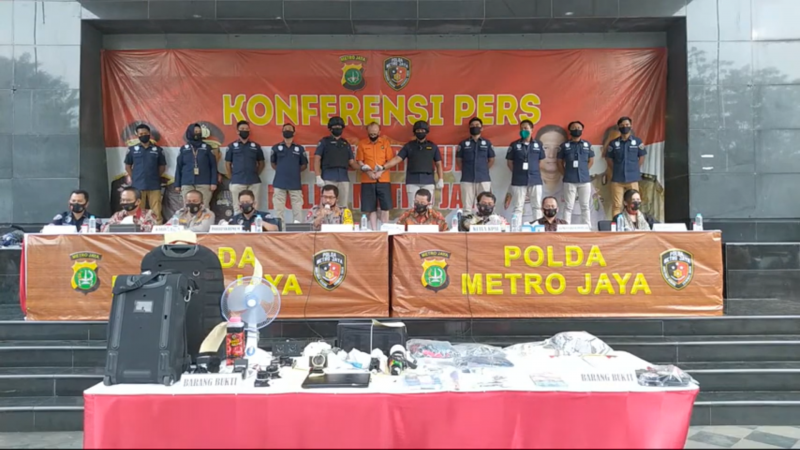 Francois Abello Camille (center, in orange shirt) presented to the media during a press conference on July 9, 2020. Photo: Jakarta Metro Police