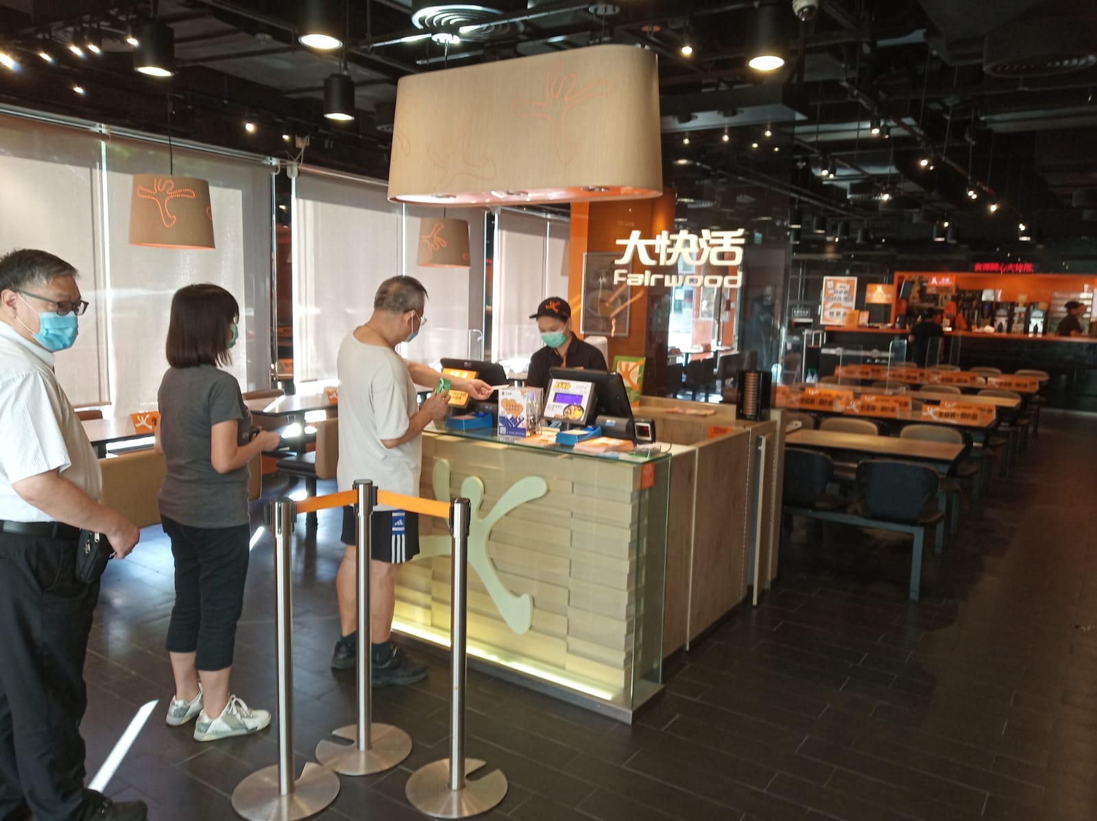 Customers order food to go at Fairwood in San Po Kong on July 29, 2020. Photo via Coconuts Media