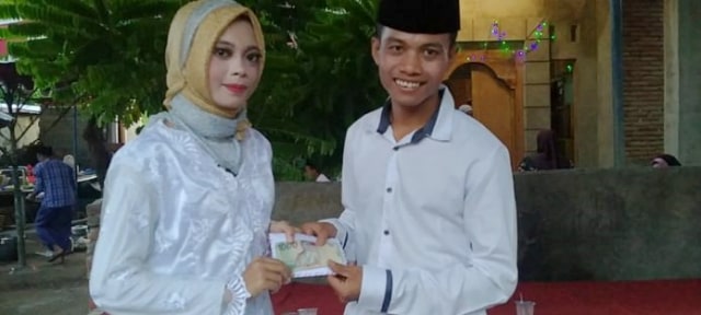 Newlyweds Lalu Pahrurrozi and Widya Wati from West Lombok got married last Friday. Photo: Istimewa via Kumparan