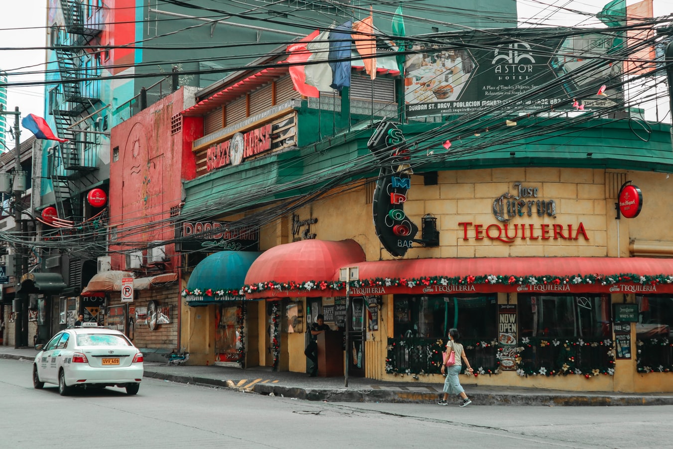 A view of dining establishments in P. Burgos, Makati. <i></noscript>Photo: Dayanara Nacion / Unsplash</i>