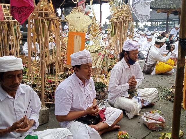 A prayer ceremony at Besakih Temple on July 5. Photo: Istimewa via Kumparan