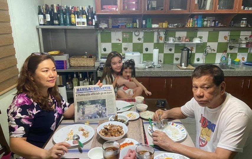 President Rodrigo Duterte pictured with family and an Aug 17 newspaper. <i></noscript>Photo: Christopher Bong Go / FB</i>