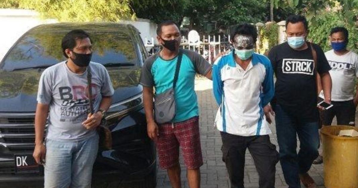 ARF (center), a shaman from Bondowoso regency of East Java, has been named a suspect for sexually assaulting his female customer under the guise of alternative treatment. Photo: Istimewa