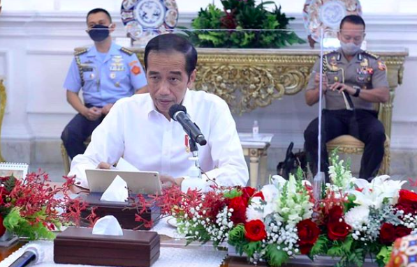 President Joko Widodo speaking from behind a clear acrylic divider at the Presidential Palace. Photo: Instagram/@jokowi