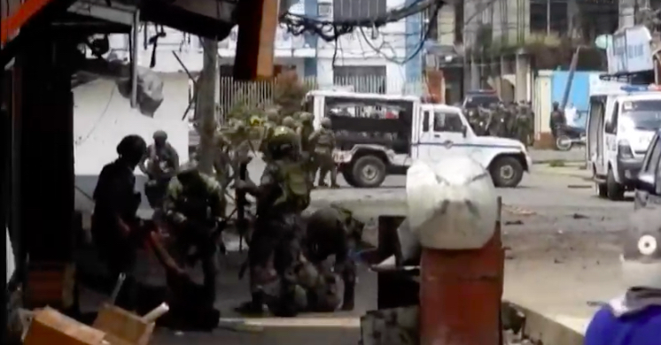 Scene on the ground on Aug. 24, as PH army secures the bomb site of twin explosions in Jolo, Sulu <i></noscript>Screengrab via VOA News / YouTube</i>