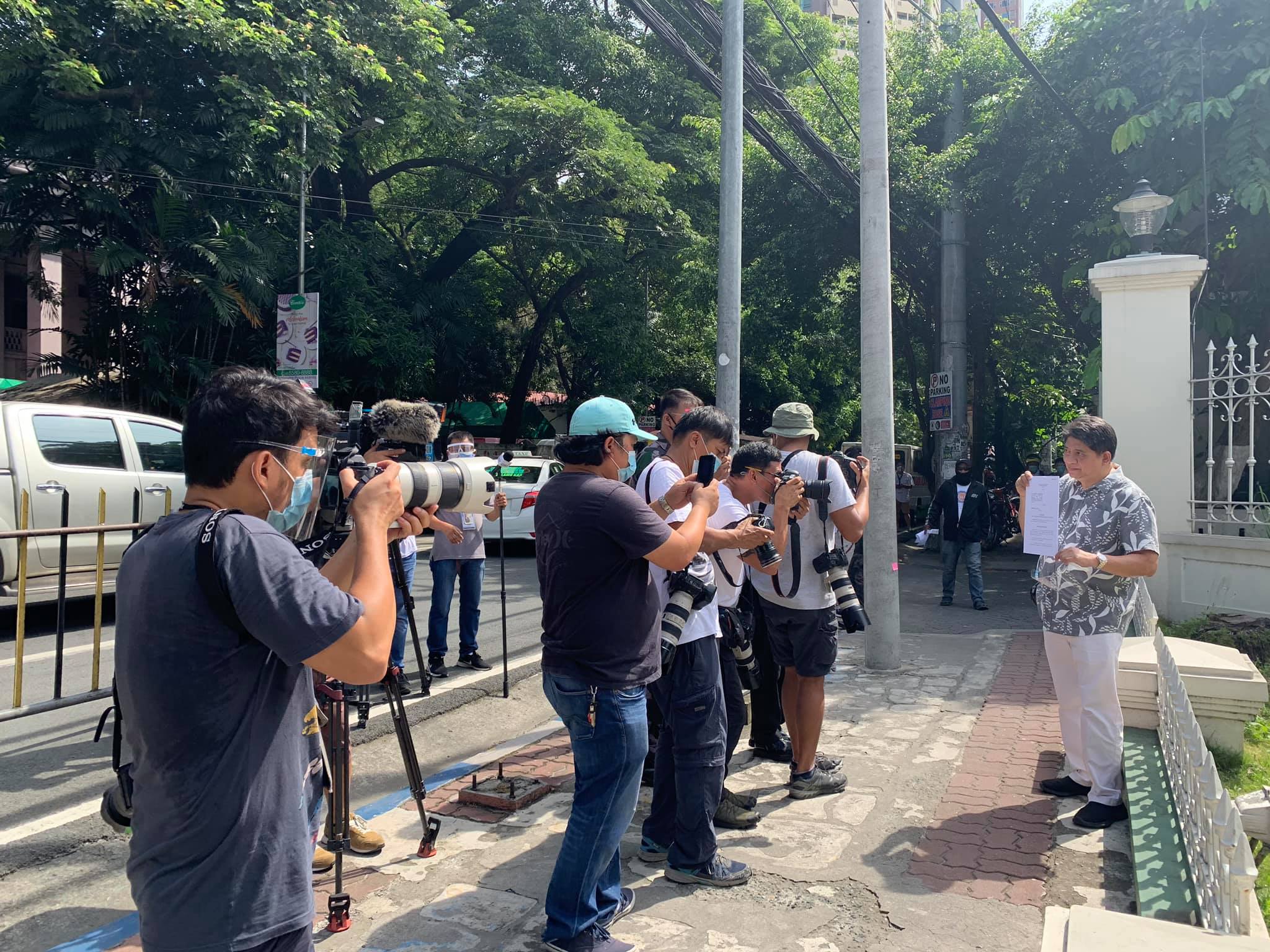 Larry Gadon seen out in public sans face mask and face shield, talks to reporters about his beef with the Health Department. <i></noscript>Photo: Larry Gadon / FB</i>
