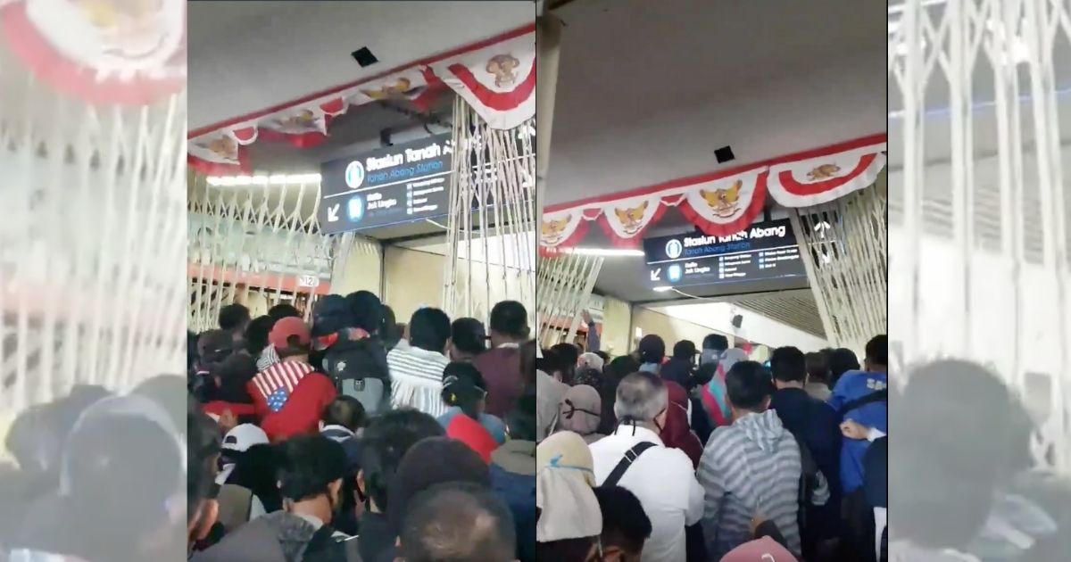 PT Kereta Commuter Indonesia (KCI), the operator of KRL Commuterline, said at least 150 officers are now stationed at the location to oversee orderly conduct, after Commuterline passengers brought down a gate at the station as they crammed their way to enter through the station’s south entrance. Screenshot from Twitter/@vrlivndsyh