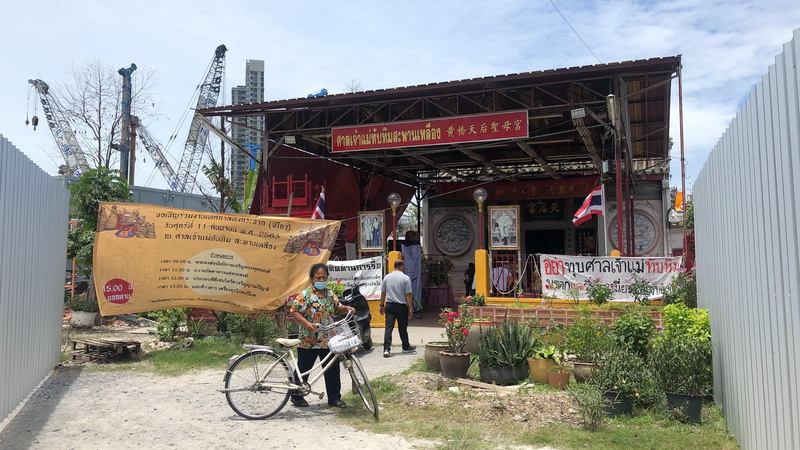 The Tubtim goddess shrine in Samyan’s Saphan Luang area as of Thursday had been turned into a construction site for the future Block 33 condominiums. Photo: Coconuts