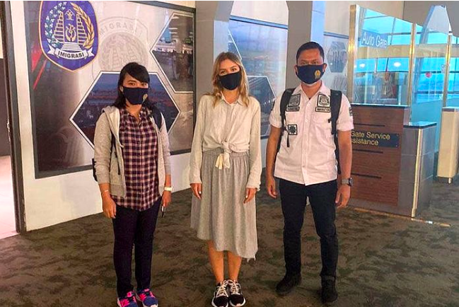 Russian national Iuliia Mamaev (Center) before she was deported out of Indonesia through Bali for illegally operating a beauty clinic. Photo: Istimewa