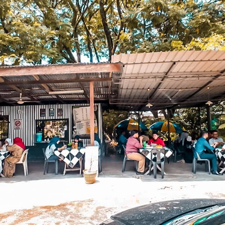 Customers seated outdoors at Dale Rok Kubang Kerian. Photo:  Dale Rok Kubang Kerian /Facebook
