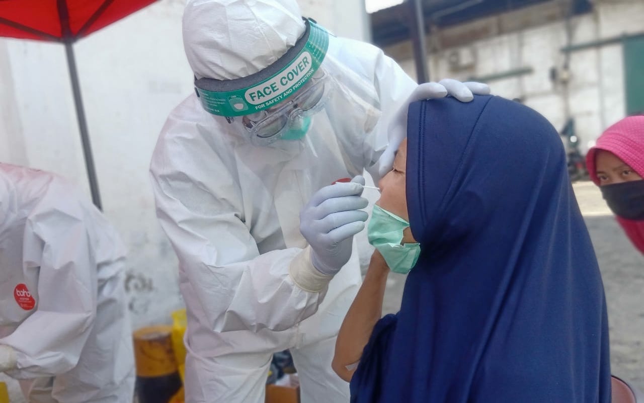 A case tracer in North Jakarta performing a swab test. Photo courtesy of Abimanyu