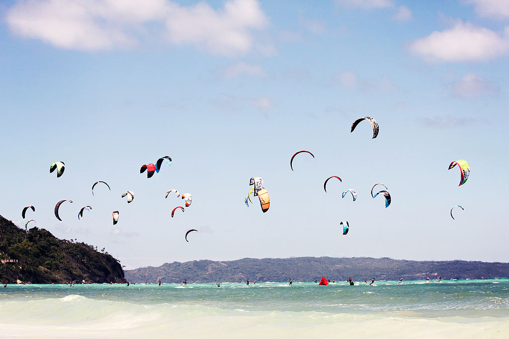 Kite-surfing in Boracay pre-pandemic <i></noscript>Photo: Wikicommons</i>
