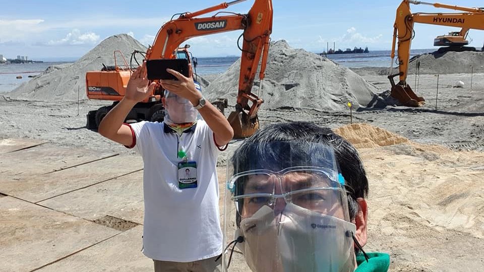 DENR Undersecretary Benny Antiporda on the site of Manila bay white sand dumping <i></noscript>Photo: Benny Antiporda / FB</i>