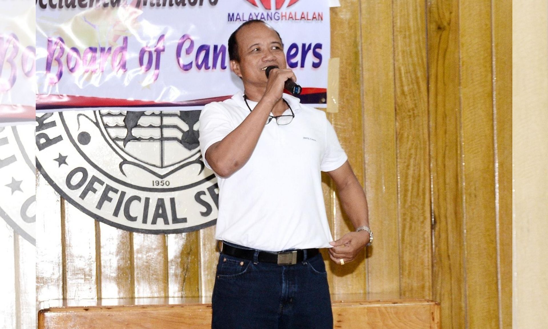 Occidental Mindoro Governor Eduardo Gadiano <i></noscript>Photo: Govednador in Action / FB</i>
